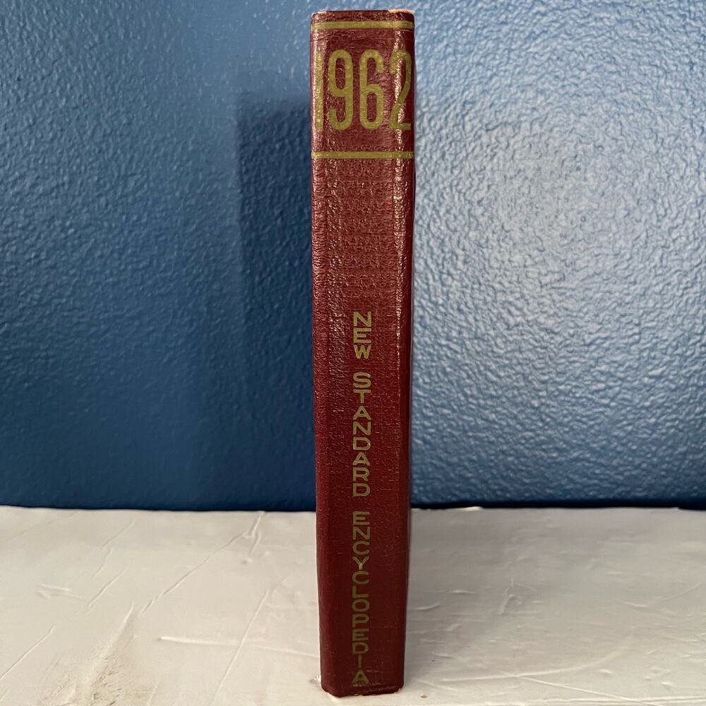 Vintage New‎ Standard Encyclopedia 1962 Book